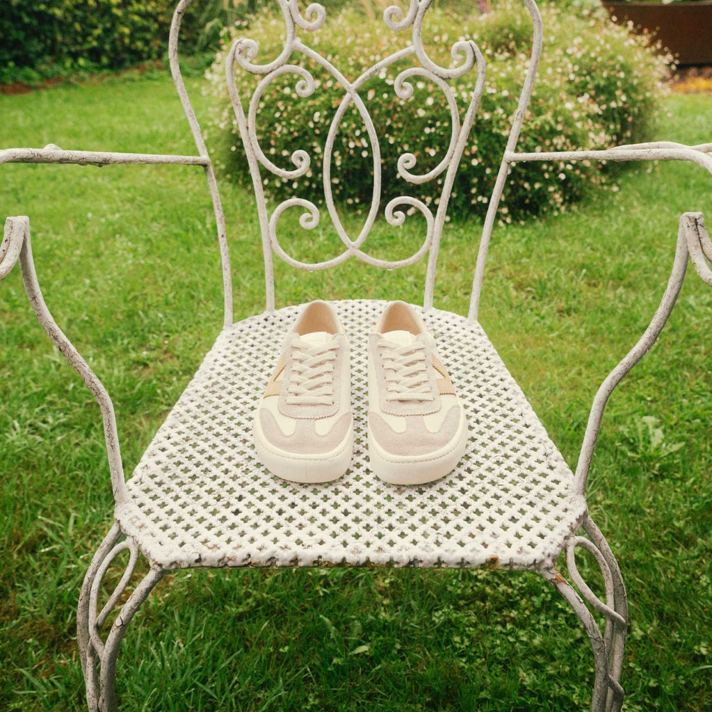 Victoria Olmo Barefoot